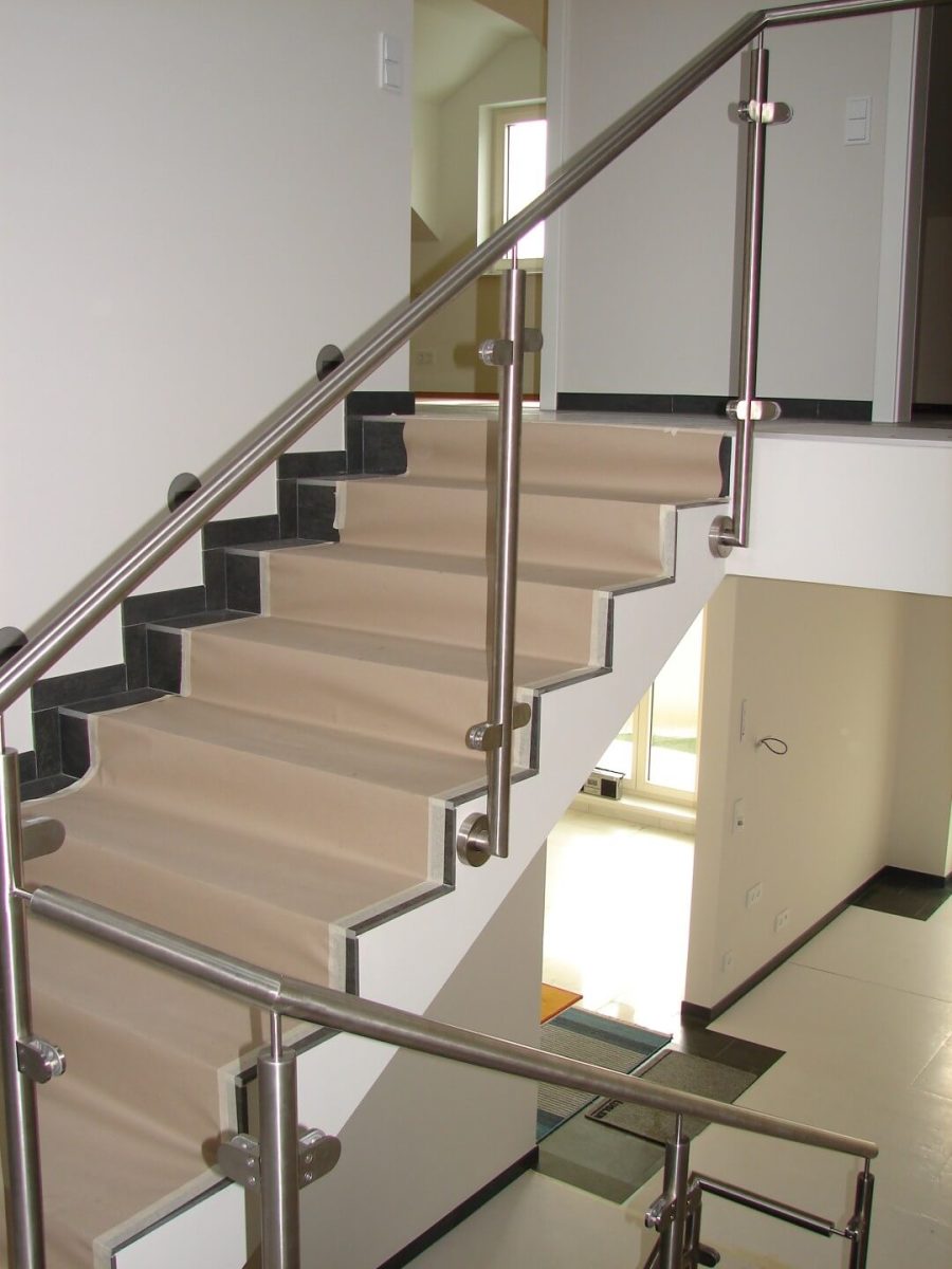 Innenliegendes Treppengeländer aus Edelstahl mit modernem Design in einem Wohnhaus