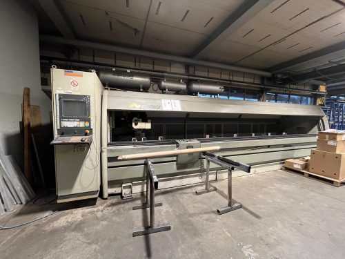 Große CNC-Maschine der Marke Emmegi mit Steuerpult und Spannvorrichtung zur Profilbearbeitung in industrieller Umgebung